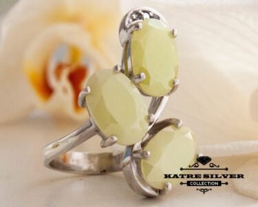 Triple Stone Ring, Three Stone Ring, Oval Cut Ring, Anniversary Ring, Birthstone Ring, Art Deco Ring, 3 Stone Ring, Ring for Women, Unique