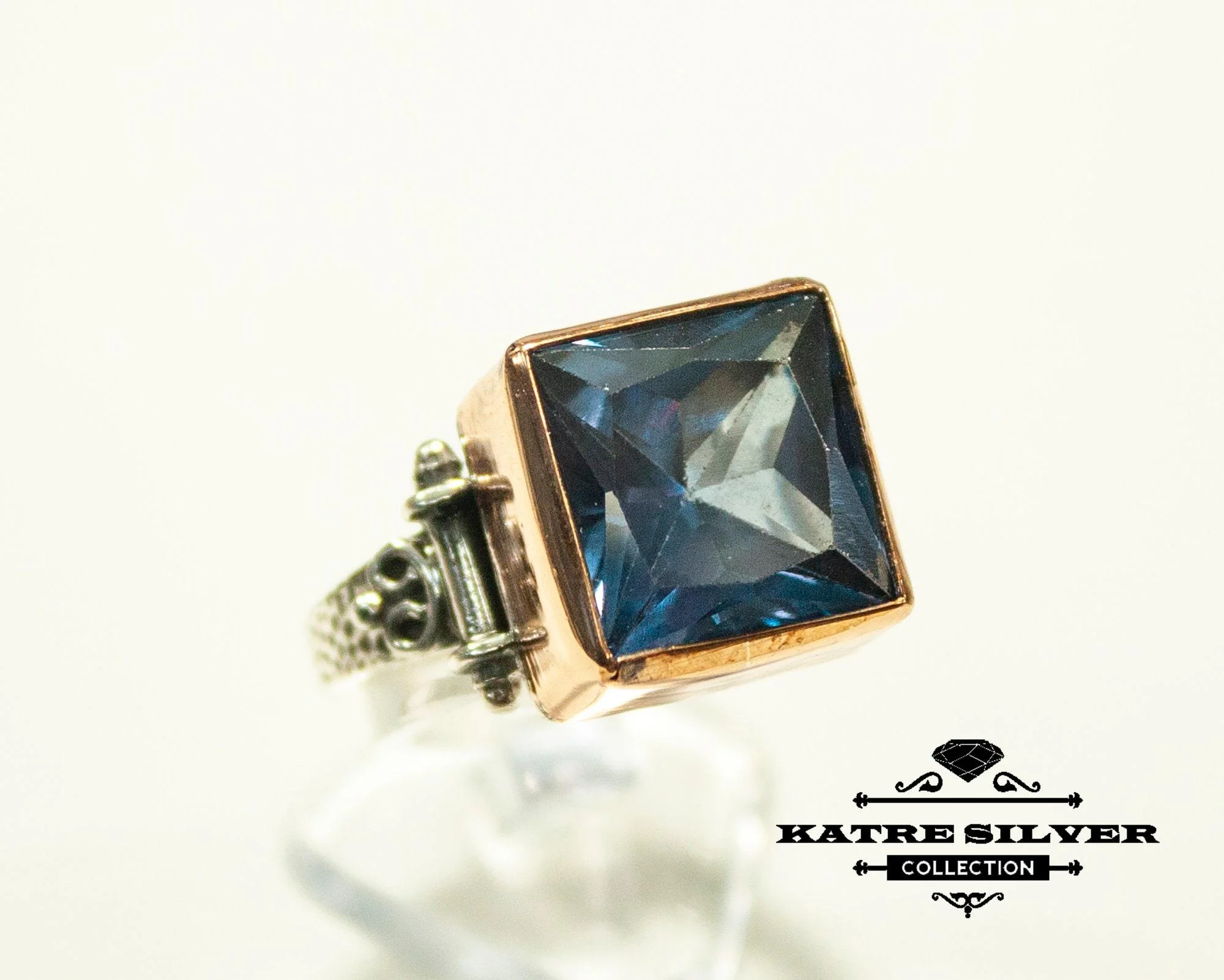 Color Changing Alexandrite Ring, June Birthstone Ring, Alexandrite Jewelry, Anniversary Ring, Vintage Ring, Solitaire Ring, Statement Ring - Image 7